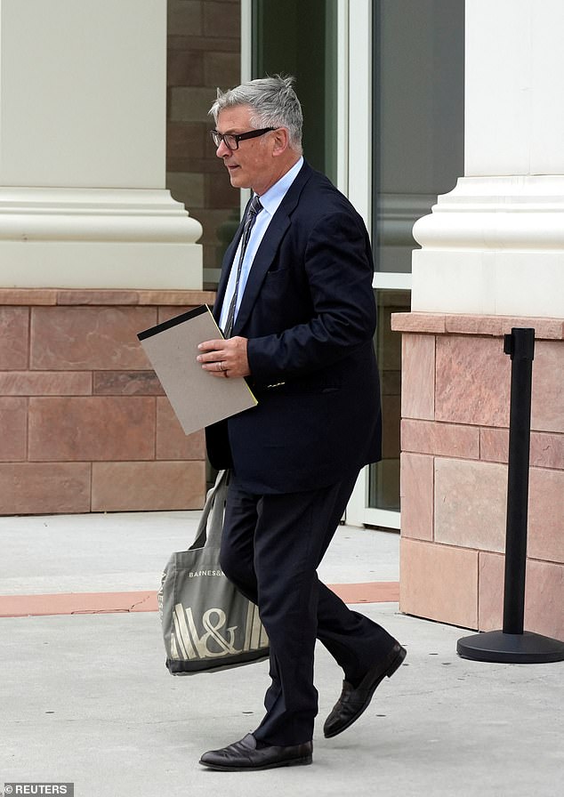 Она добавила, что ни представителям СМИ, ни другим лицам, пытающимся попасть в здание суда, не разрешается разбивать лагерь снаружи.