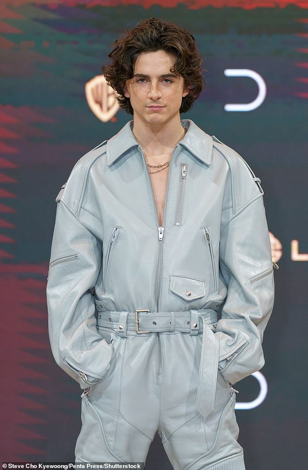 Ранее на этой неделе DailyMail.com эксклюзивно сообщил, что ее отношения с Шаламе сохранились и процветают, потому что она «борется» с планами своей матери Крис Дженнер и отказывается играть в рекламную игру; было показано в феврале