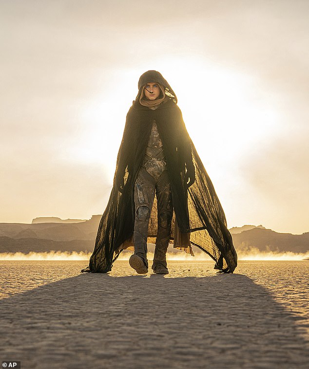 Источник сообщил, что Дженнер, как сообщается, стремится избежать превращения их романа в «спектакль» и не оказывает давления на звезду «Дюны», чтобы она присоединилась к их семейному реалити-шоу «Семейство Кардашьян»; показано в сцене из «Дюны: Часть вторая»