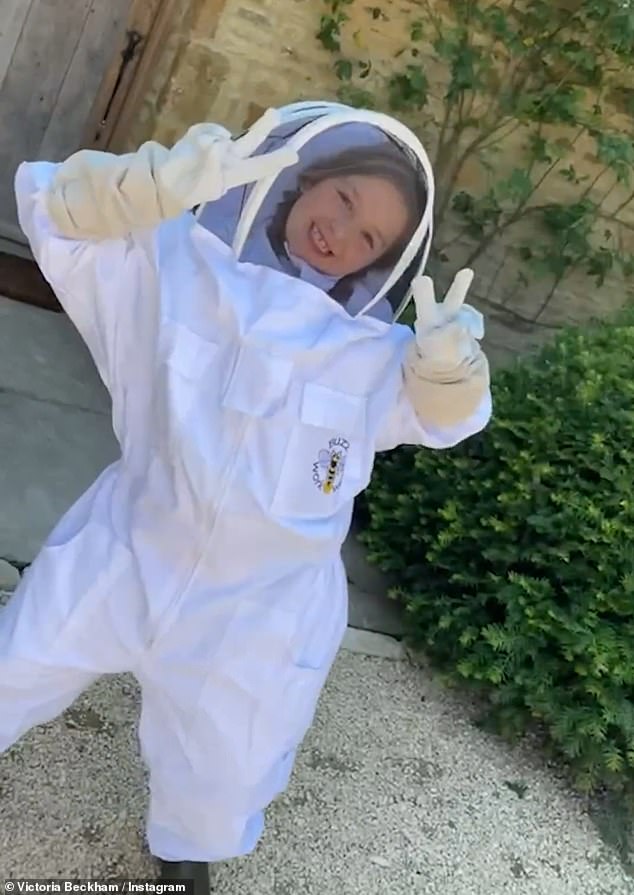 Она мило танцевала в костюме пчеловода для другого клипа в рамках поста