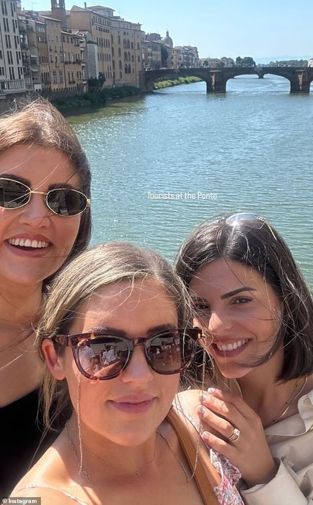 В видео в Instagram пара рассказала, что они на седьмом небе от счастья от предстоящего путешествия и встречаются со своими бывшими коллегами по сериалу «Блок» Стеф и Джианом, которые выиграли сезон 2023 года и получили прибыль в размере 1,65 миллиона долларов плюс призовой фонд в размере 100 000 долларов.