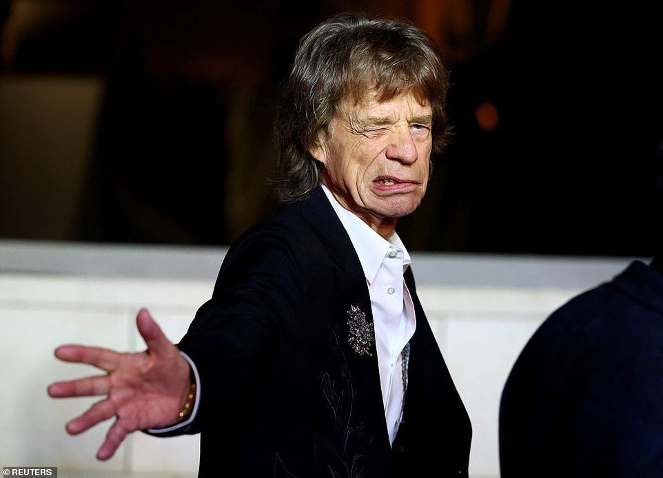 80-летний фронтмен Rolling Stones выглядел элегантно в черном пиджаке и белоснежной рубашке.