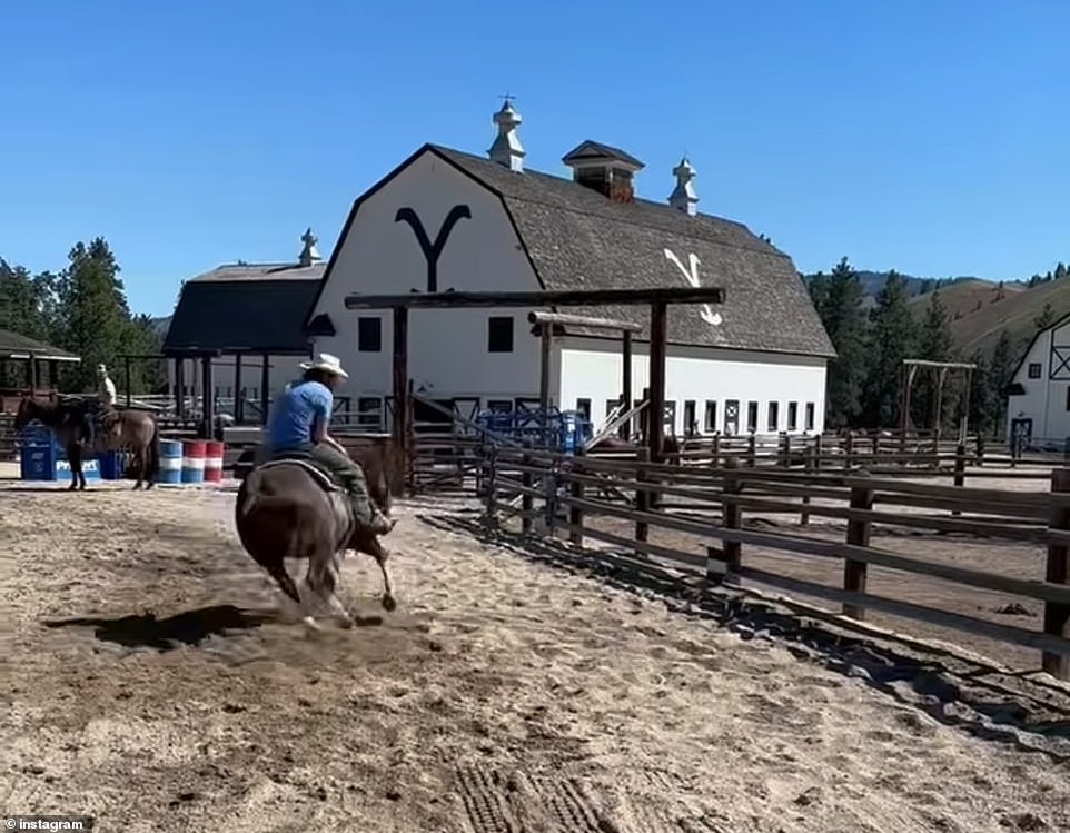 Также снимали на ранчо Chief Joseph Ranch. 2500-акровое рабочее ранчо крупного рогатого скота в Дарби, штат Монтана, в сериале играет роль ранчо Yellowstone Dutton.