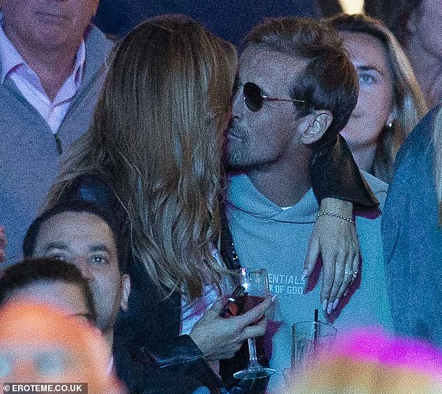 Эбби Клэнси страстно целуется со своим мужем Питером Краучем, пока они наслаждаются пьяным днем ​​на звездном фестивале BST в Гайд-парке.