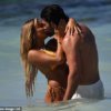Элла Рэй Уайз и Дэн Эдгар страстно поцеловались в море во время очень насыщенной публичной поездки на Кипр во вторник