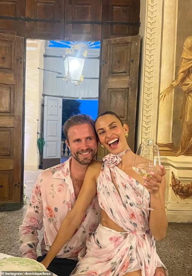 В среду она опубликовала в Instagram фотографии, на которых она позирует в цветочном платье с очень длинным шлейфом.