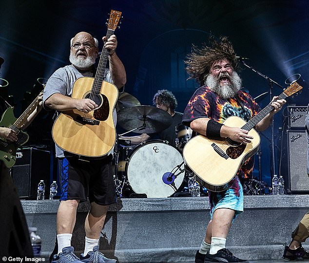 Поклонники нападают на Джека Блэка, отменившего тур Tenacious D после того, как его коллега по группе пошутил о расколе по поводу стрельбы по Дональду Трампу