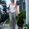 Жизель Бюндхен вышла со своей большой коричневой собакой на поводке и крошечной черно-белой собачкой Пушистиком в другой руке.