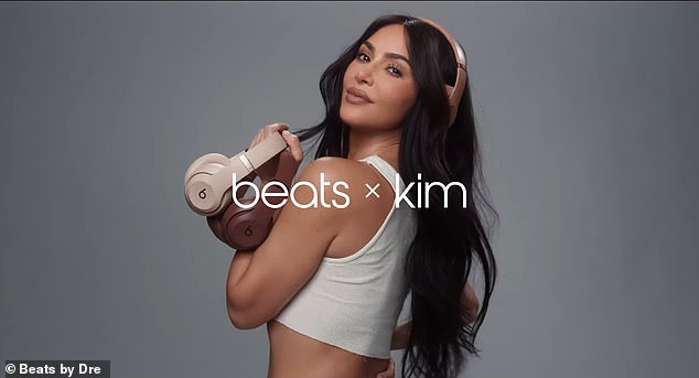 «Я только что получил коробку Beats by Jim, Jimmy Fallon», — смеясь, сказал Ким в клипе. «Эээ, что это за цвет? Он... Я немного запутался. Мне что, не те прислали?»