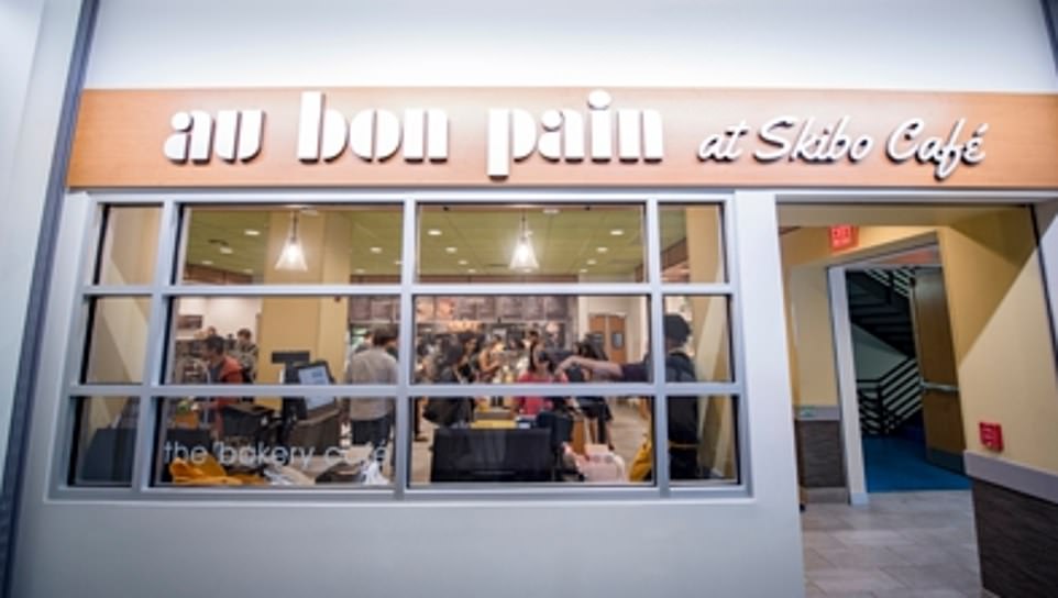 Есть такие рестораны, как кафе-пекарня Au Bon Pain в Cohon Center, где Круз может купить горячие шоколадные круассаны. «Каждый фирменный рецепт уникален. Вы можете насладиться вкусным горячим или холодным кофе и чаем, эспрессо, разнообразными холодными напитками, супом, индивидуальным завтраком или обедом, сэндвичем или салатом, приготовленным по индивидуальному заказу».