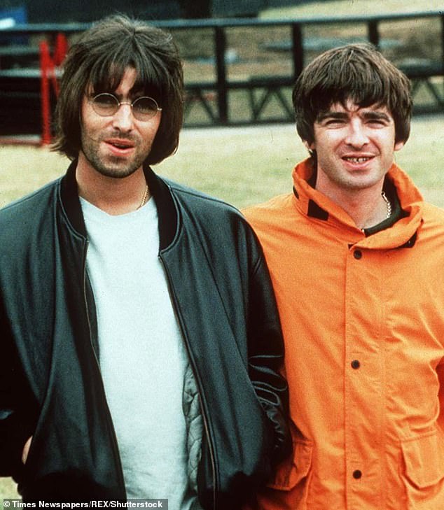 Лиам и Ноэль Галлахер Oasis на фестивале в Небуорте, Великобритания — август 1996 г.