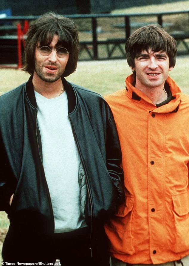 Ноэль (справа) покинул Oasis в августе 2009 года, заявив, что «не может продолжать работать» со своим братом Лиамом (слева) «ни дня дольше» (на фото 1996 года)