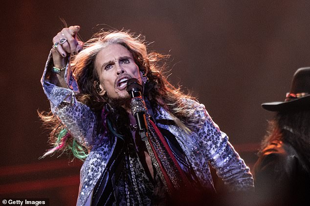 Aerosmith УХОДЯТ из гастрольной деятельности после 54 лет, поскольку группа объявила об эмоциональном решении из-за неизлечимых проблем с голосом у фронтмена Стивена Тайлера: «Вы воплотили наши мечты в реальность»