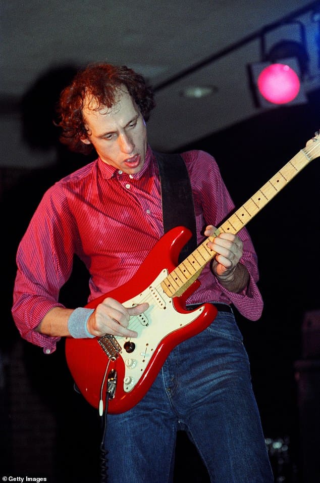 Гитарист Dire Straits Марк Нопфлер рассказал, что его стиль игры сформировался после того, как в детстве он притворялся, что его теннисная ракетка — это музыкальный инструмент