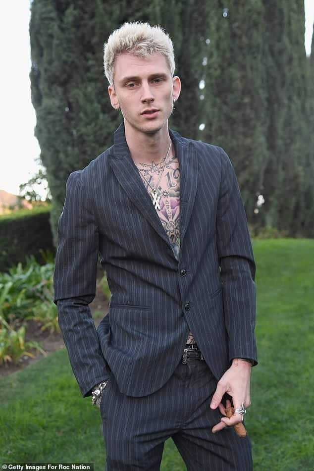 Machine Gun Kelly рассказал, что его отец был осужден за убийство в возрасте 9 лет из-за смерти его собственного отца