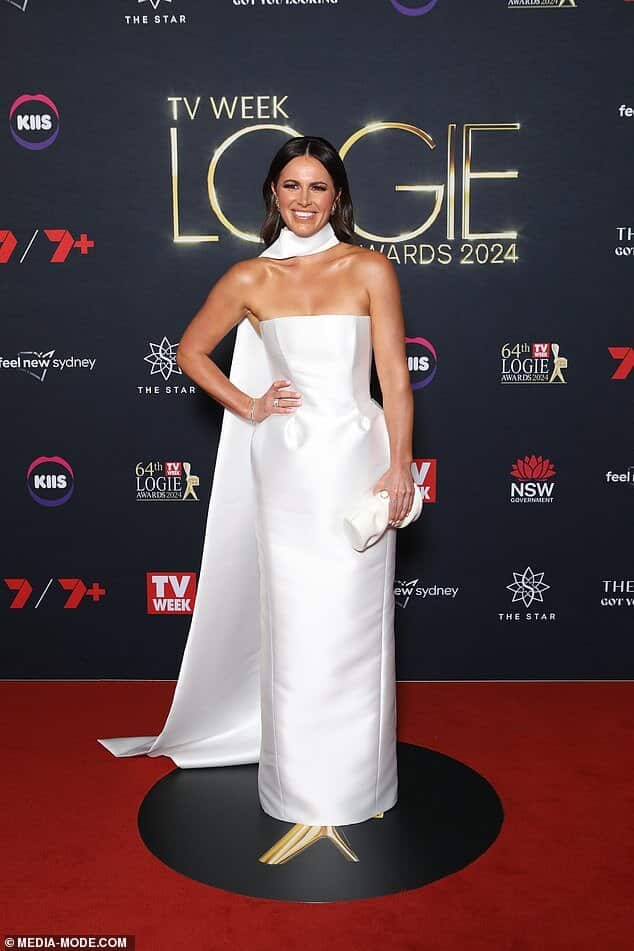 Премия Logie Awards 2024: спортивная ведущая Channel Nine Даника Мейсон ошеломляет в белом атласном платье, прибыв на мероприятие без нового бойфренда звезды NRL Лиама Найта