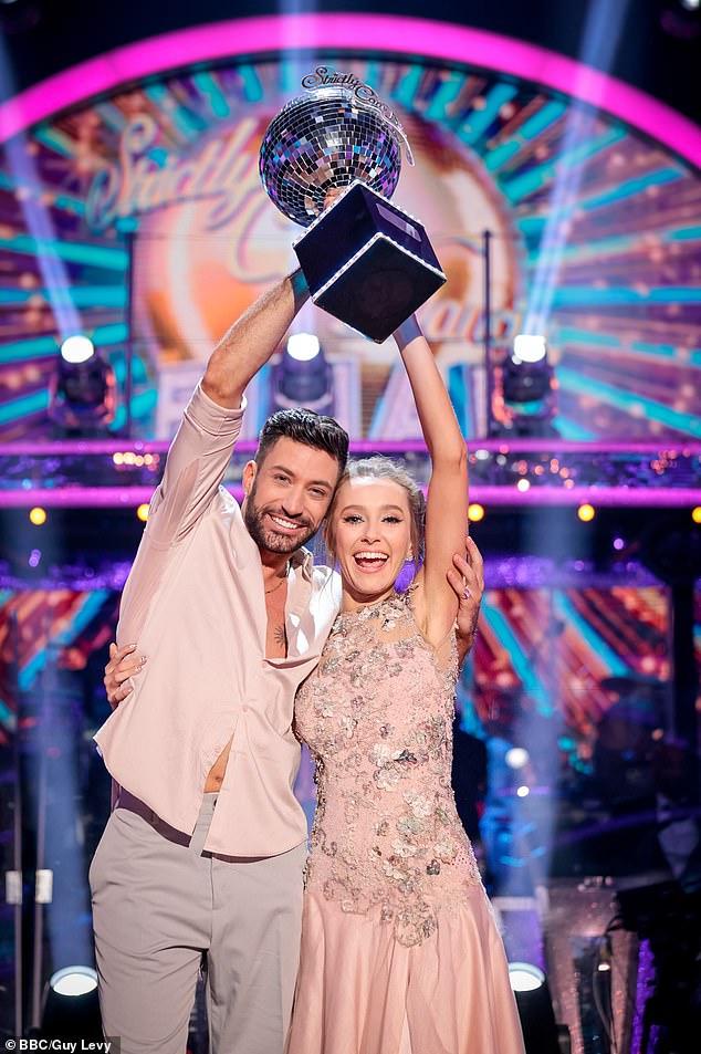 Страна влюбилась в Роуз, когда она появилась в шоу Strictly Come Dancing в 2021 году и была в паре с Джованни, который больше не участвует в шоу.