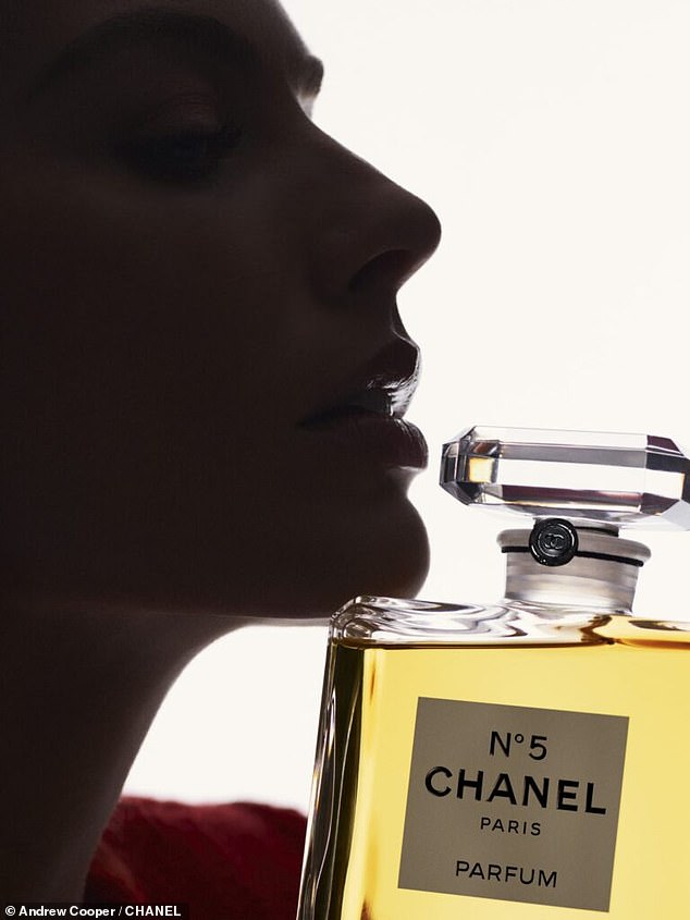 «Я думаю, что Chanel N°5 — один из самых знаковых ароматов в мире. Невероятно быть его частью», — сказала Марго о своем новом назначении