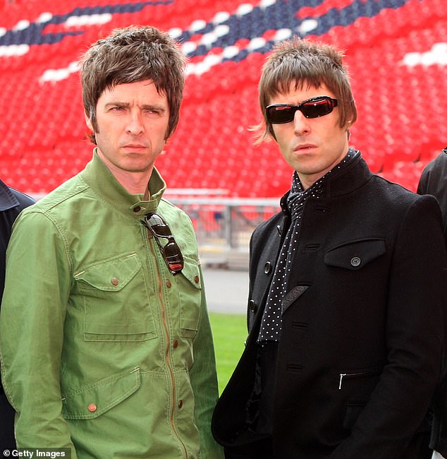 Группа объявила, что Oasis воссоединится для тура по Великобритании в следующем году, что вызвало бешеную битву за билеты. На фото: Ноэль (слева) и Лиам (справа) на стадионе Уэмбли в 2008 году