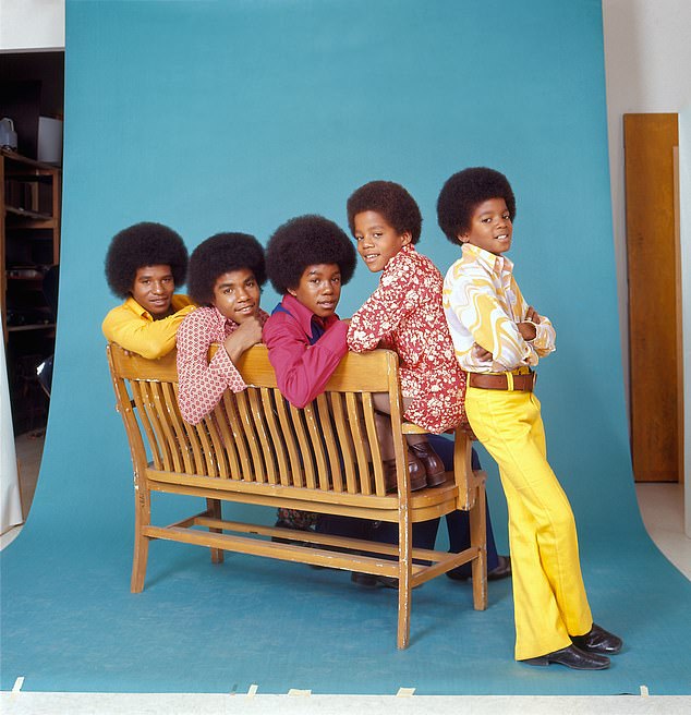 Группа Jackson 5 была образована в 1964 году. Ее основателями были Тито (урожденный Ториано Адарилл), Джеки и Джермейн; вскоре к ним присоединились младшие братья Марлон и Майкл. На фото 1972 год.