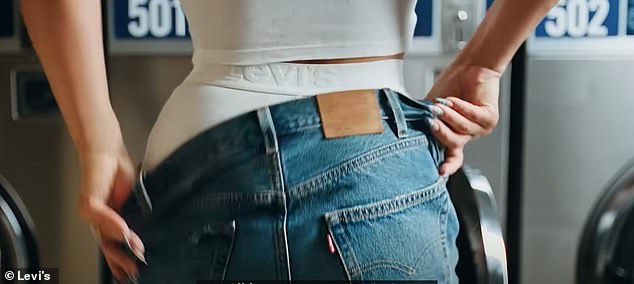 Затем Бейонсе сняла пару женских джинсов Levi's Premium '501 90S' за 98 долларов, обнажив под ними белые трусики Levi's.