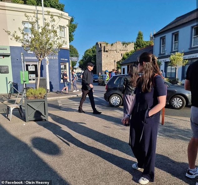 Бушеми можно увидеть на улицах Долки, недалеко от паба «Dalkey Duck» за несколько часов до стычки.