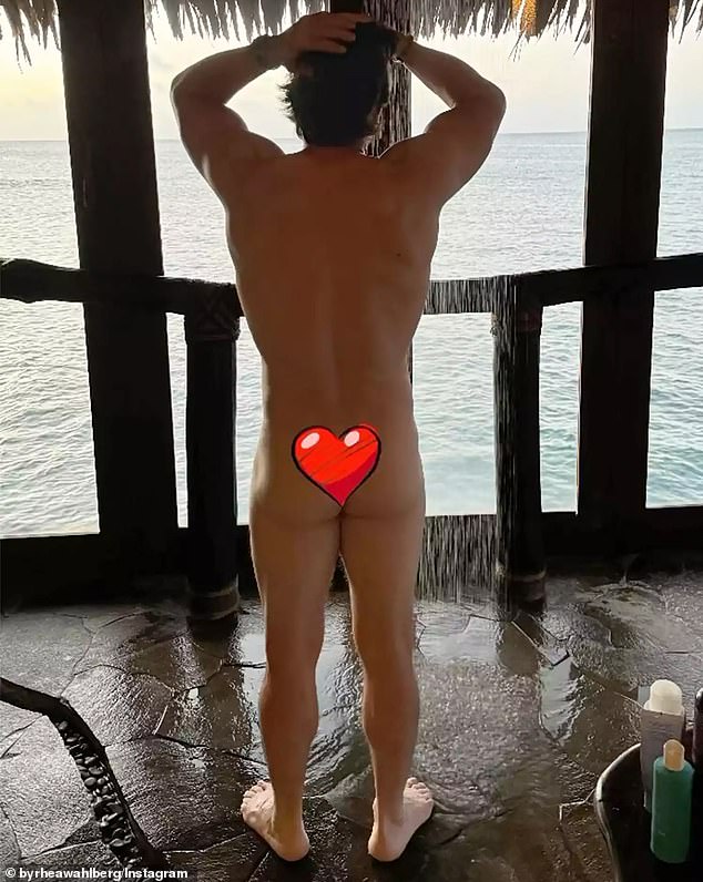 «Вспоминая этот вид на @markwahlberg», — написала Рея под фотографией, которую она разместила в Instagram, но затем быстро удалила.