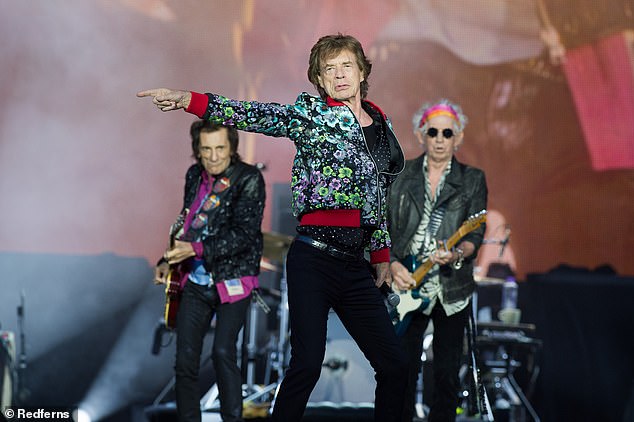 Мик Джаггер, Кит Ричардс и Ронни Вуд из The Rolling Stones выступают на ипподроме Лоншан 23 июля 2022 года в Париже, Франция.