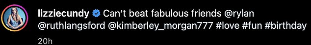 Лиззи также поделилась групповой фотографией в своей сетке в Instagram, на которой она дорожит своими любимыми друзьями.