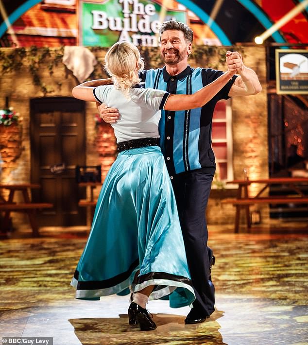 Представитель Strictly Come Dancing сообщил MailOnline: «К сожалению, Ник Ноулз получил травму во время репетиции и в результате не будет танцевать в эти выходные».