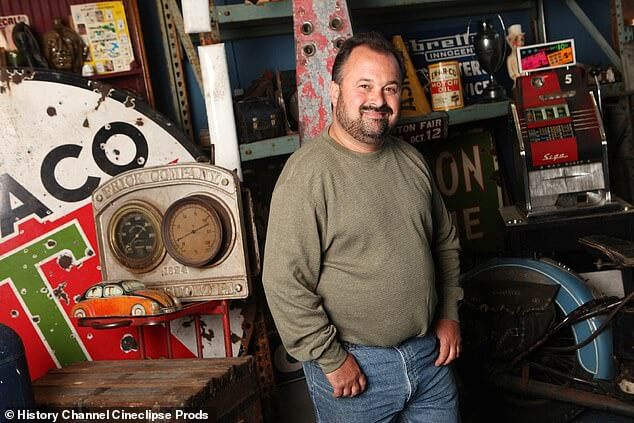 Лучшие находки от American Pickers после смерти ведущего Фрэнка Фрица в возрасте 60 лет — от чучела головы слона до редких памятных вещей из «Звездных войн» и многого другого.