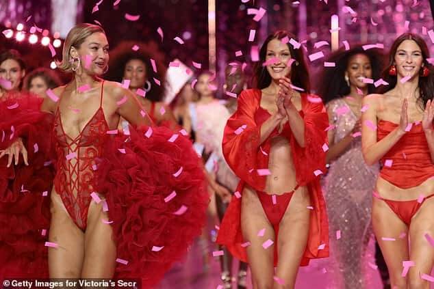 Поклонники Victoria’s Secret Fashion Show 2024 взорвали «самое скучное шоу за всю историю» после возвращения «Проснувшегося»