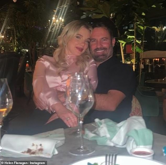 Хелен выглядела потрясающе в розовой шелковой блузке и черных брюках и устроила очень романтический образ, сидя на коленях у бывшего футболиста Ронни.