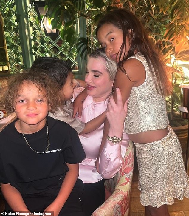 Но прежде чем распустить волосы, Хелен не смогла стереть улыбку с лица, пока ее угощали роскошным ужином в ресторане The Ivy в Ливерпуле.