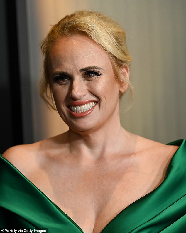 Ребел воссоздала старый голливудский гламур, собрав свои длинные блестящие локоны в шикарную прическу.