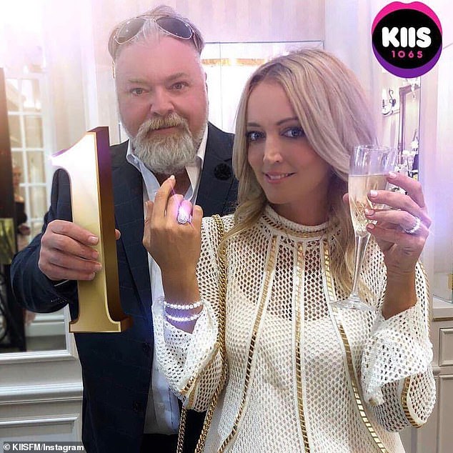 Говорят, что эта новость «шокировала» звезду KIIS FM Кайла Сэндилэндса (на фото с Джеки «О» Хендерсоном).