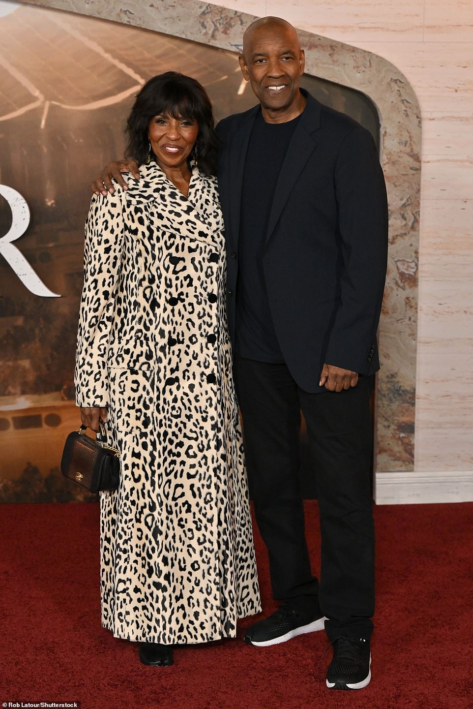 Лауреат премии «Оскар» Дензел Вашингтон, 69 лет, сохранил классику в черном костюме, обняв жену Паулетту.