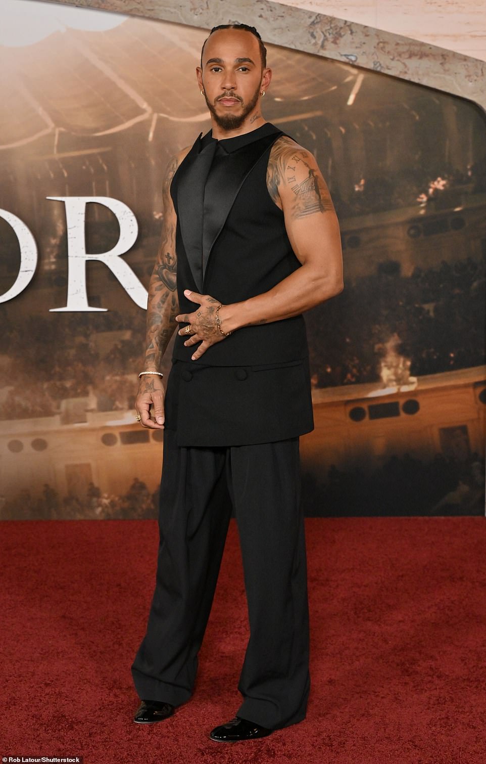 Льюис Хэмилтон продемонстрировал свои бицепсы в смокинге без рукавов