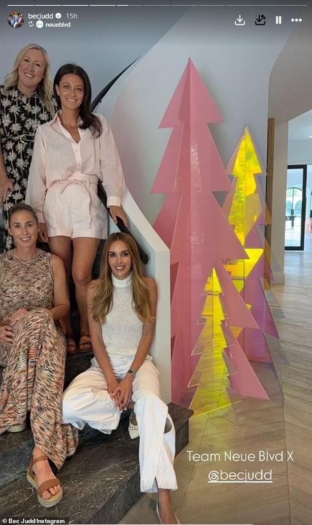 AFL WAG поделилась в Instagram фотографией своей акриловой рождественской елки в коридоре на улице Neue Blvd.