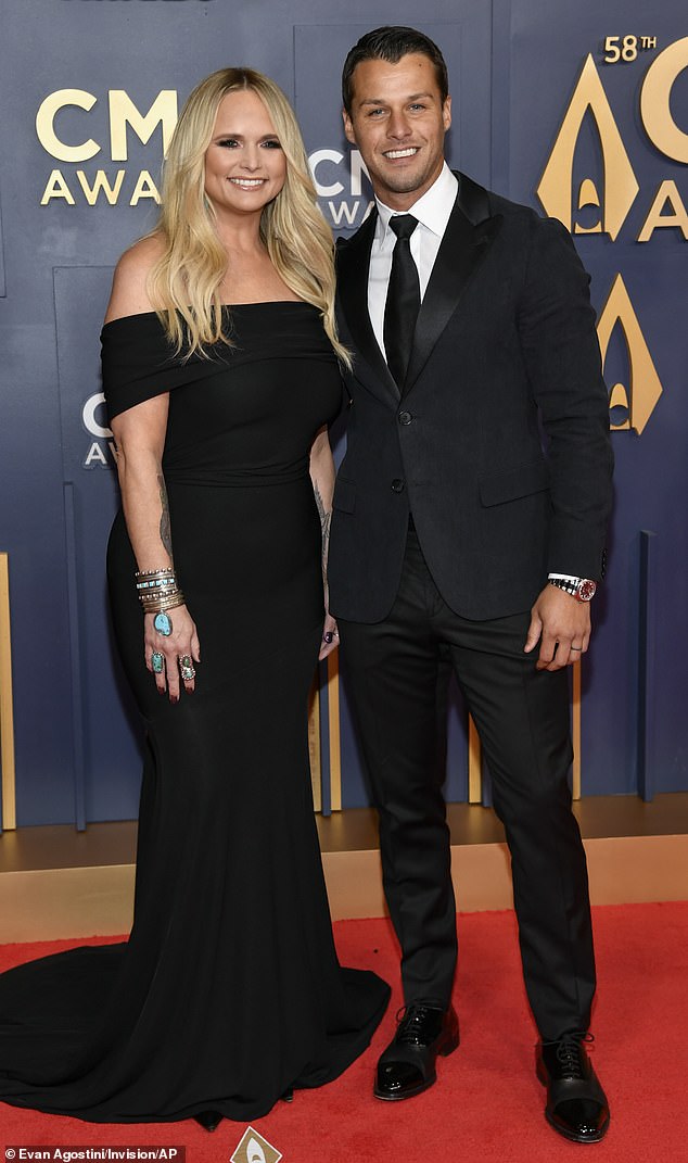 41-летняя музыкальная артистка была одета в облегающее черное платье с открытыми плечами и скромным шлейфом.