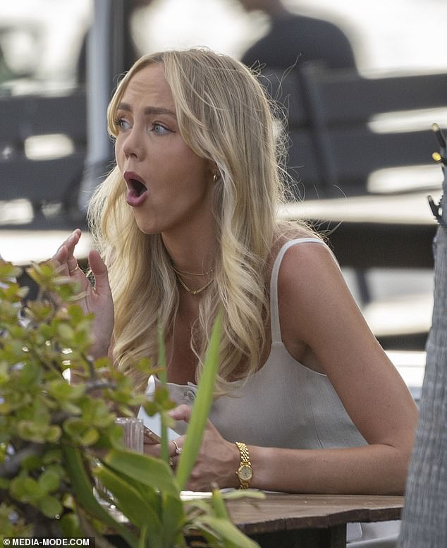 Во время встречи она выглядела в хорошем настроении и оживленно беседовала со своей подругой во время прогулки.