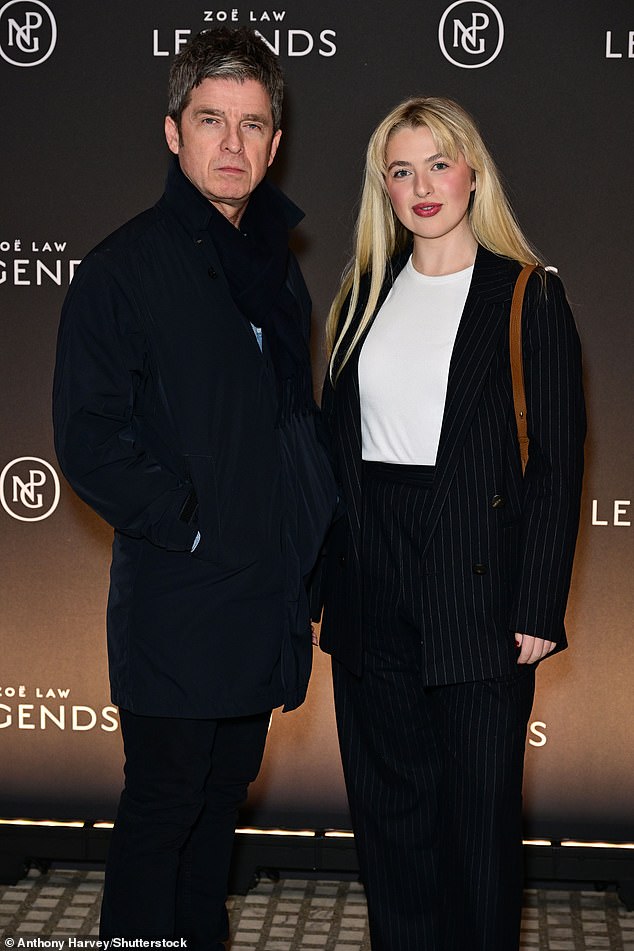 Анаис выглядела очень нарядно на вечере со своим отцом-рок-звездой в черных широких брюках, простой белой футболке и пиджаке в тонкую полоску.