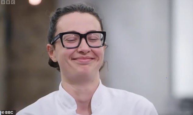 На шоу MasterChef на прошлой неделе Грегг поднял брови после того, как сказал участнице женского пола, что «выбьет живой дневной свет» из ее пудинга.