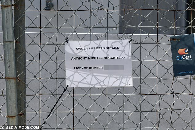 Когда его спросили, может ли он предоставить обновленную информацию о работе в его доме, Миникьелло вежливо спросил: «Почему?» затем сказал, что ему нужно еще раз позвонить, и повесил трубку.