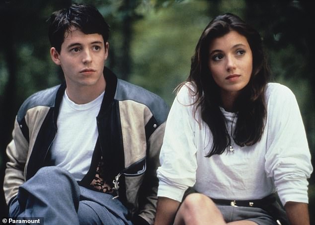 Это была Миа Сара, сыгравшая девушку главного героя в популярной комедии 1986 года «Выходной день Ферриса Бьюллера» вместе с Мэттью Бродериком (слева).