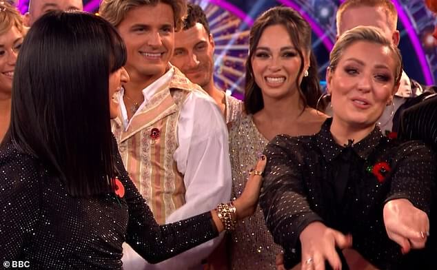 Эми Дауден из Strictly расплакалась после того, как Джей Би Гилл и ее заменяющая Лорен Окли получили почти идеальный результат, когда она вернулась на шоу после паники по поводу здоровья.