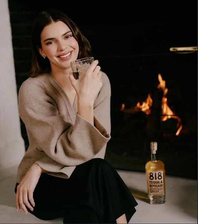 Кендалл Дженнер готовится продать свою 818 Tequila к праздникам. Во вторник DailyMail.com узнал, что дива реалити-шоу будет раздавать деньги фанатам, чтобы те помогли купить ей спиртное.