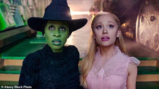Звезда Wicked рассказала в подкасте Reign с Джошем Смитом, что она боялась «оскорбить людей», когда решила рассказать, что она бисексуальна.