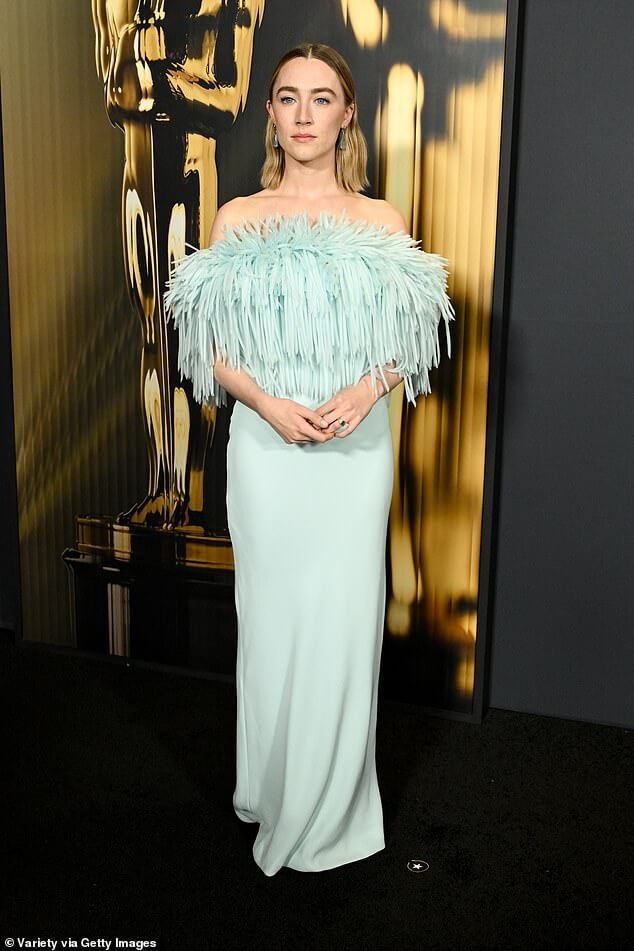 Сирша Ронан продемонстрировала ослепительное зрелище, возглавив британских и ирландских звезд на церемонии вручения губернаторских премий, состоявшейся в бальном зале Ray Dolby в Ovation Hollywood в воскресенье вечером.