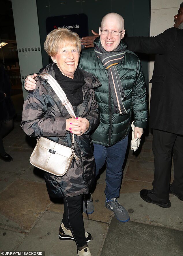 Мэтт Лукас провел вечер со своей матерью Дианой на этой неделе, когда они посетили шоу «Музыка Дасти Спрингфилд» в театре Адельфи в Лондоне во вторник.